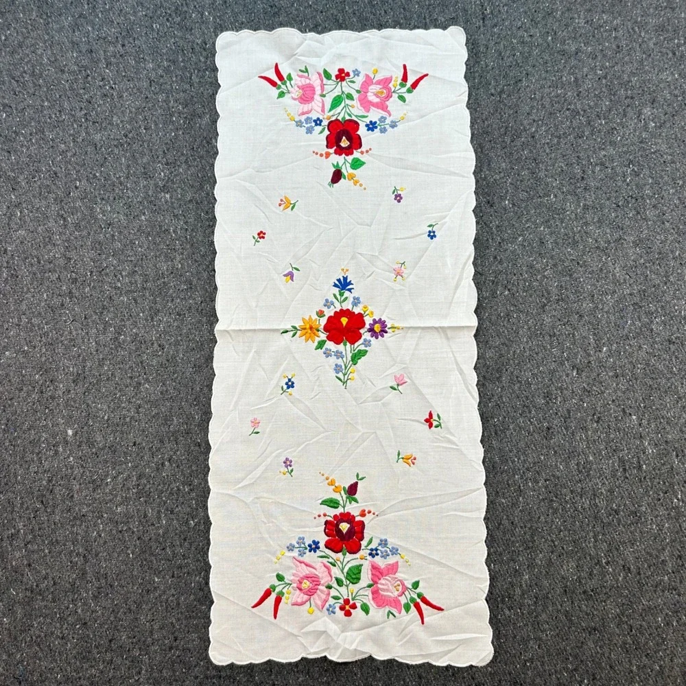 VTG Floral Embroidered Table Runner White Scalloped Folk Art Boho Cottagecore